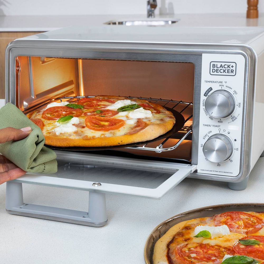 New - BLACK+DECKER Onyx 4 Slice White Analog Toaster Oven