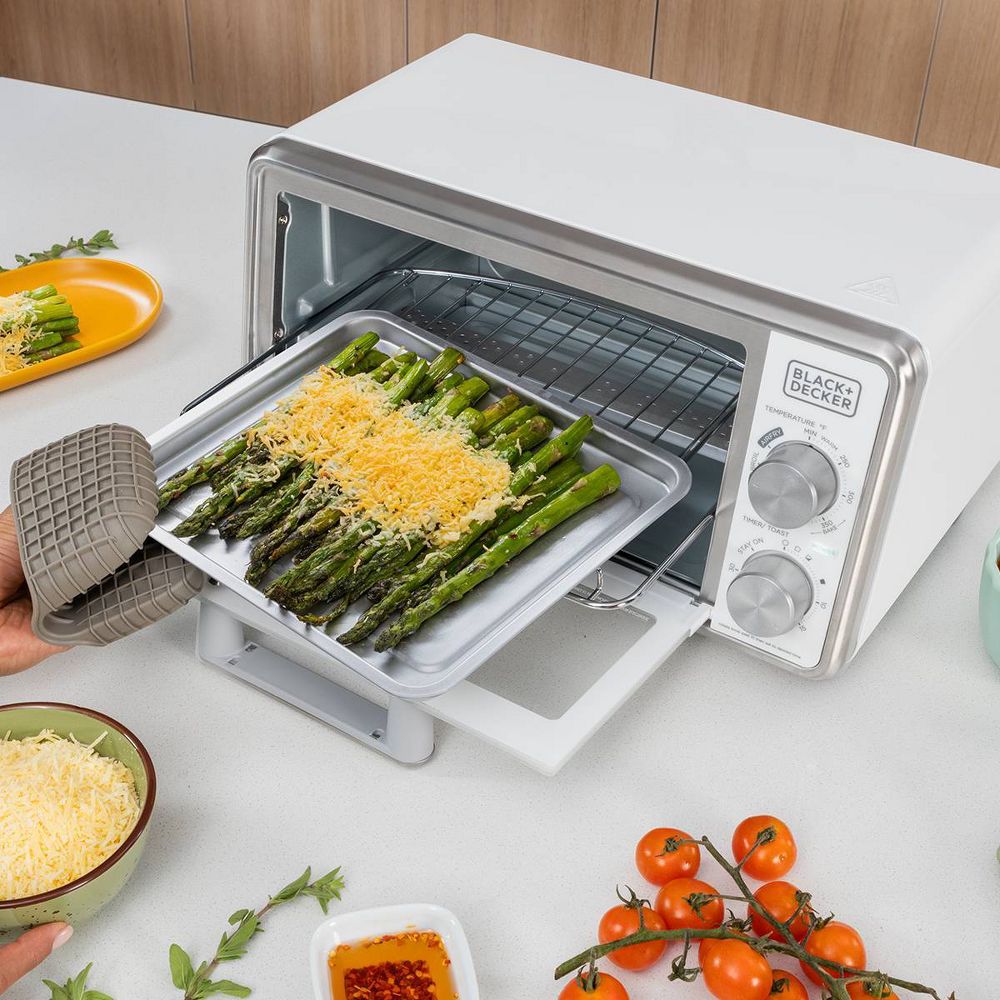 New - BLACK+DECKER Onyx 4 Slice White Analog Toaster Oven