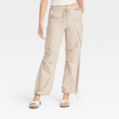 New - Women's Mid-Rise Straight Leg Cargo Pants - Universal Thread Universal ThreadBullseye Deals
