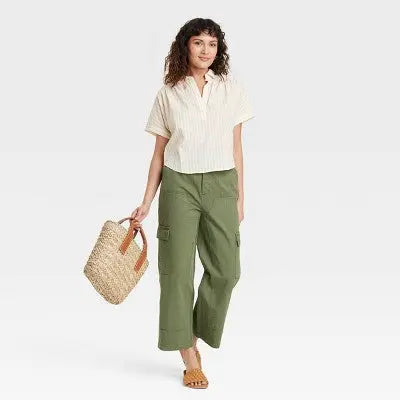 Universal Thread Women's Cropped High-Rise Cargo Pants Straight Leg Casual Fit Universal ThreadBullseye Deals